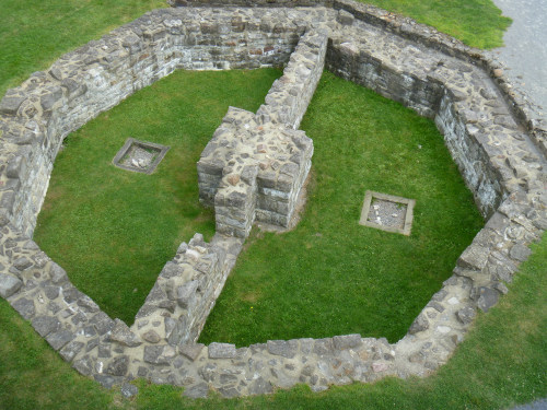 Fondations octogonales d’une tour au Site historique national de Coteau-du-Lac. Ça représente une tradition architecturale des Templiers. 2016-06-25GerardLeduc CoteauDuLac